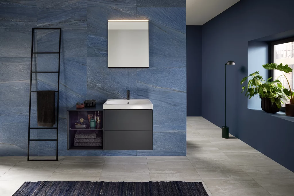 Moderne Badezimmergestaltung mit schwarzen Armaturen und Waschtisch der Marke Geberit