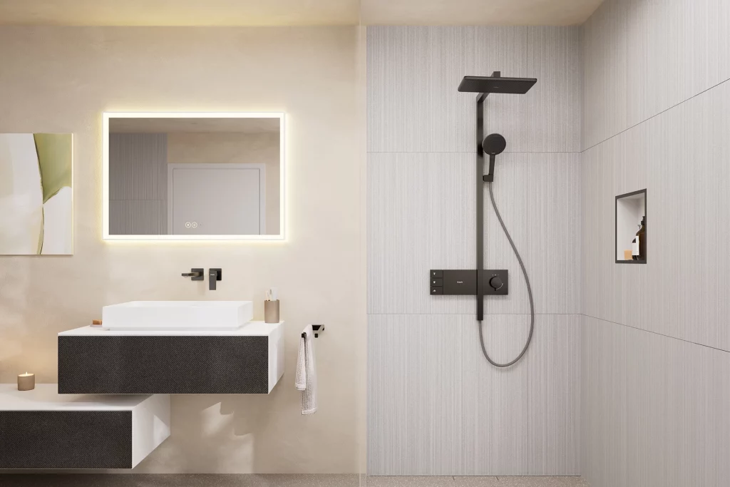 Modernes Duschbad mit schwarzen Armaturen der Marke hansgrohe
